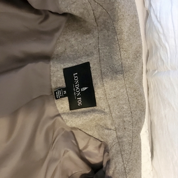 London fog taupe coat in Petite small in super great condition. Neutral coat - Picture 5 of 9